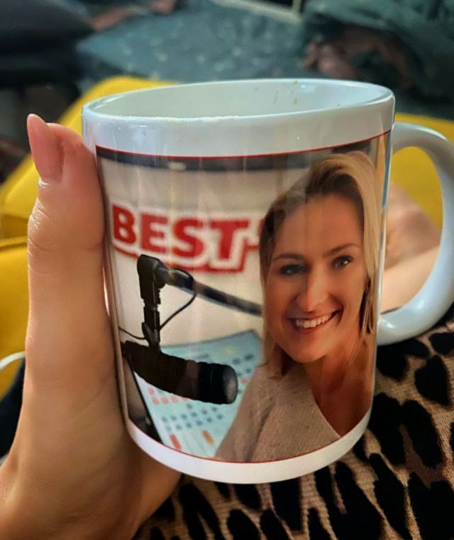 Ma van pontosan egy éve, hogy megszólaltam itt a Best Fm frekvenciáján! ❤️ Ezzel a bögrével ünneplek, amit egy kedves ismerősömtől kaptam emlékbe! ❤️
Azért persze napi kérdés is van:
Ma van a postai világnap! Kinek küldtél utoljára képeslapot, honnan és mikor?

📬📮📬📮📬📮📬📮📬📮📬

#majorosrita #bestfm