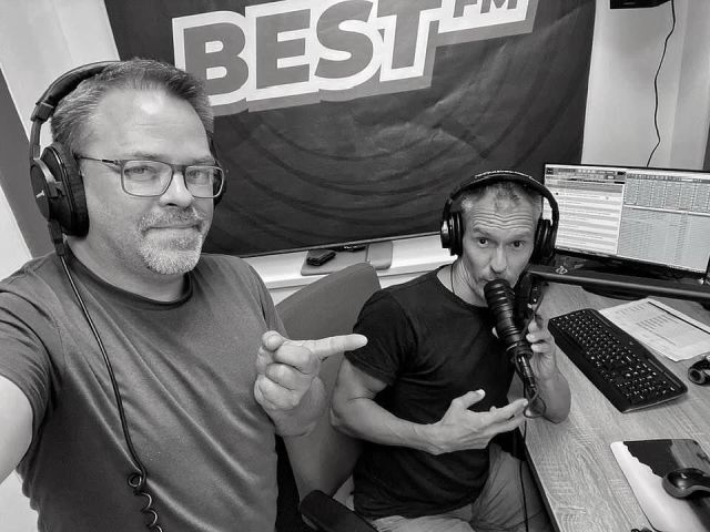 @djeffendi üzenete:
“Mindjárt jövök! Héttől kizárólag magyar popzenék mixben, az ünnepi NightShift-ben, a BEST FM-en!”

#djeffendi #djwhiteboy #nightshift #bestfm