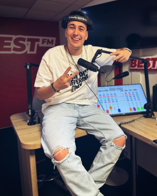 Jó reggelt! ☕️
@dj_hory már a stúdióban! 🫡
Bekészítette a legjobb zenéket az ébredés és a napindítás mellé és természetesen megszínezi őket témákkal, ellátogat Hollywoodba, szó lesz a New-York-i karácsonyról és Marco Rossi mai keret hirdetése is górcső alá kerül! 🎶

#djhory #legjobbzenék #bestfm