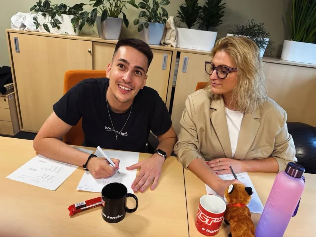 A Best Fm-nél valahogy így nézne ki az érettségi! 😀 
Nektek milyen emlékeitek, sztorijaitok vannak az érettségiről? Jöhet kommentben! 📝

#bestfm #djhory #majorosrita