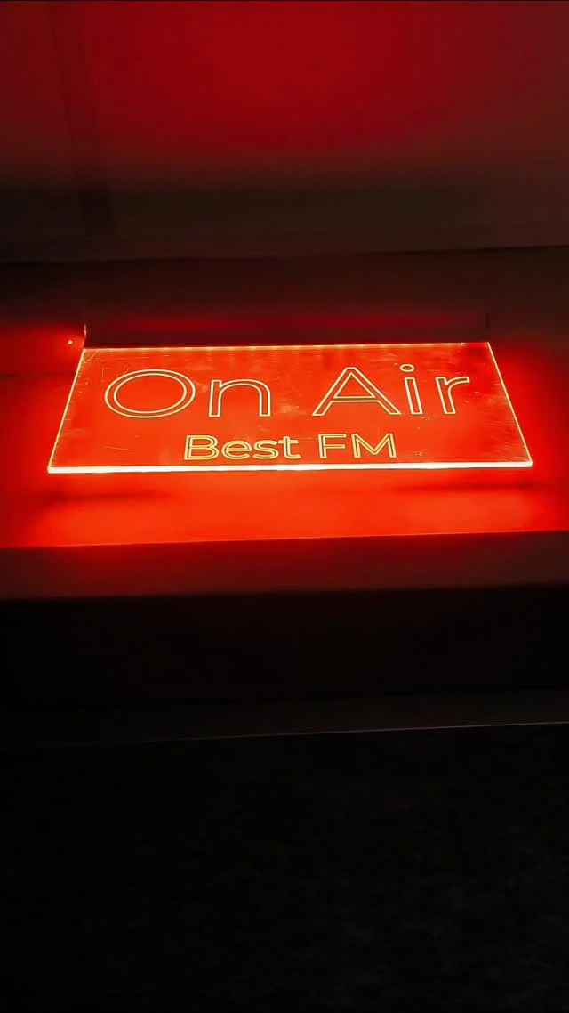Ki volt kint tinikorotokban poszterként a falon? 🩷 Na ezt a Night shift mai dj párosától is megkérdeztem! 😄 @djwhiteboyofficial @lauer.krisztian